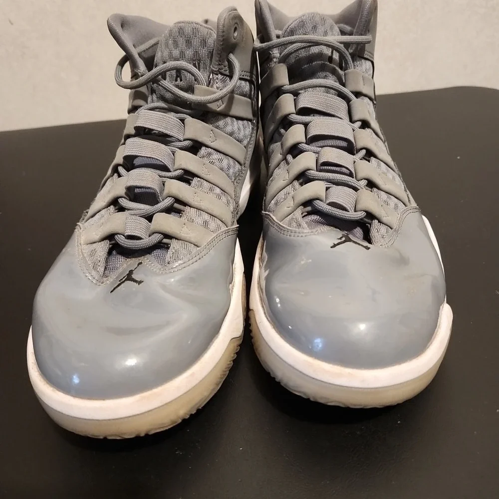 Size 8- Jordan Max Aura Cool Gray